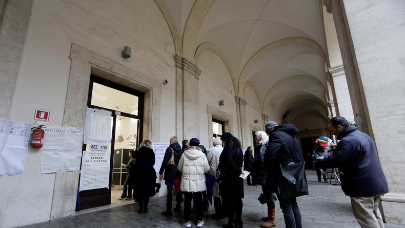 Italien wählt ein neues Parlament: Lange Schlangen vor Wahllokalen