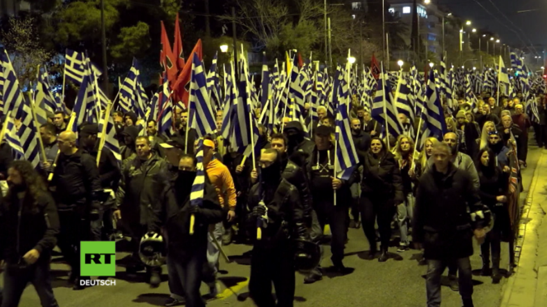 Athen: Rechtsextreme marschieren vor türkischer Botschaft auf und verbrennen Türkei-Flaggen