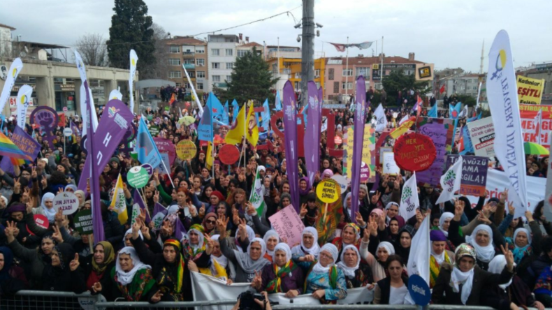 Türkei: Frauen ziehen gegen türkische Militäroffensive in Afrin auf die Straßen