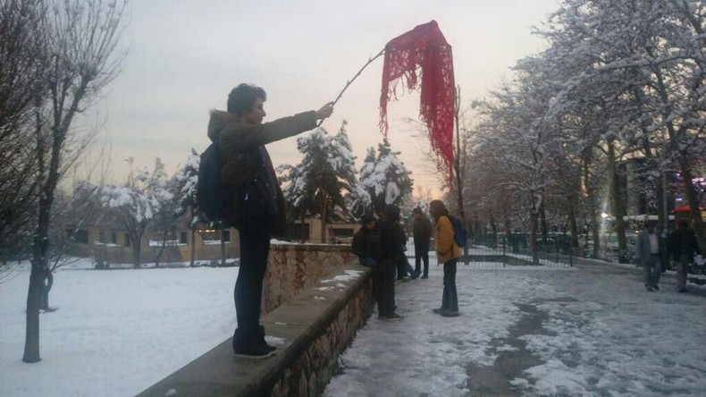 Iranische Frau wegen Kopftuchprotests zu zwei Jahren Haft verurteilt 