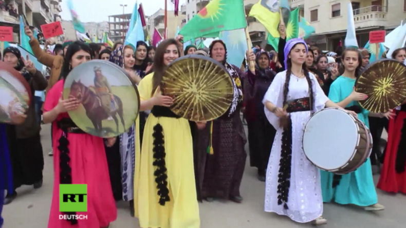 Afrin: Tausende Frauen ziehen gegen türkische Militäroffensive auf die Straße