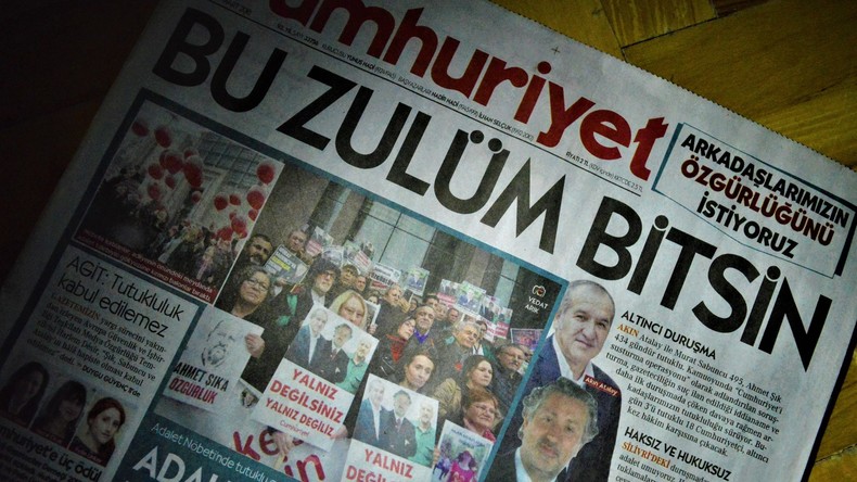 Zwei "Cumhuriyet"-Journalisten verlassen nach gut einem Jahr U-Haft das Gefängnis