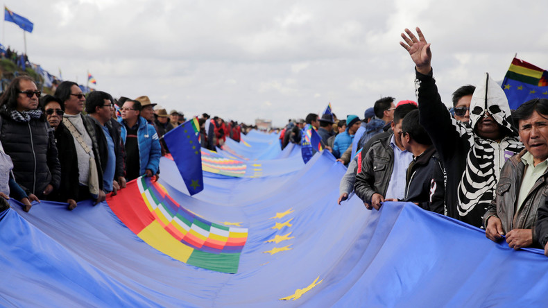 Bolivianer fordern Meereszugang mit 200 Kilometer langem Banner 
