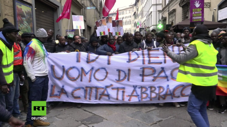 Über 10.000 Menschen marschieren nach Mord an afrikanischem Straßenverkäufer durch Florenz