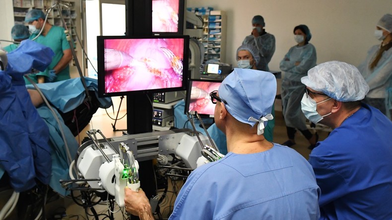 Russische Chirurgen testen innovativen Roboter – operiertes Schwein kann wieder befruchtet werden 