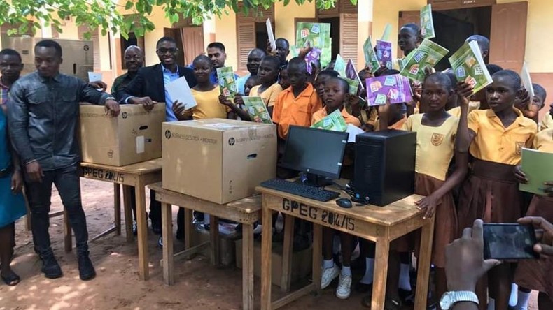 Ghanaische Schüler studieren Microsoft Word an Tafel und bekommen echte Computer geschenkt