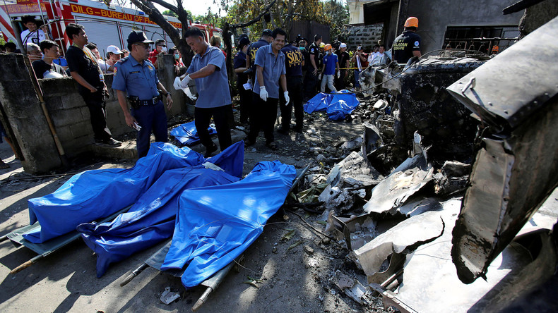 Philippinen: Flugzeug stürzt auf Wohnhaus ab - zehn Tote