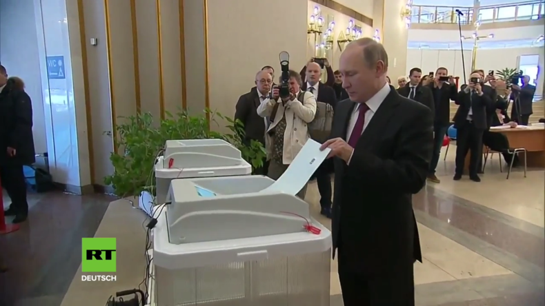 Wladimir Putin gibt seine Stimme bei den Präsidentschaftswahlen ab