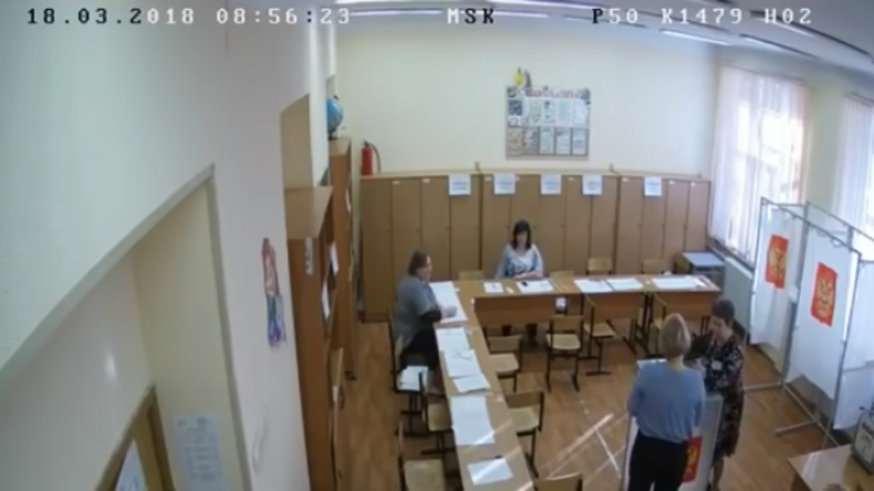 Wahlen in Russland: Video zeigt Frauen in Wahllokal, die Wahlurne mehrfach mit Stimmen befüllen