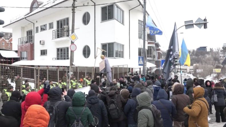 Kiew: Blanker Hass – Rechtsradikale bewerfen russisches Konsulat mit Eiern und „erhängen“ Putin