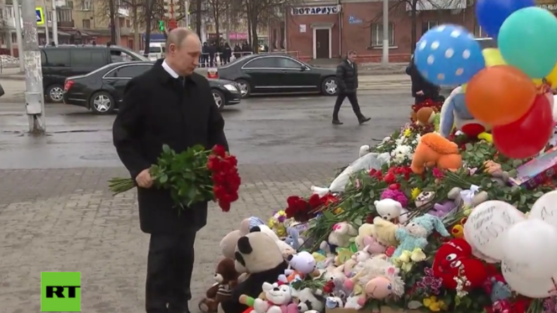 "Ich will brüllen, nicht weinen!" - Putin legt vor ausgebranntem Einkaufszentrum Blumen nieder