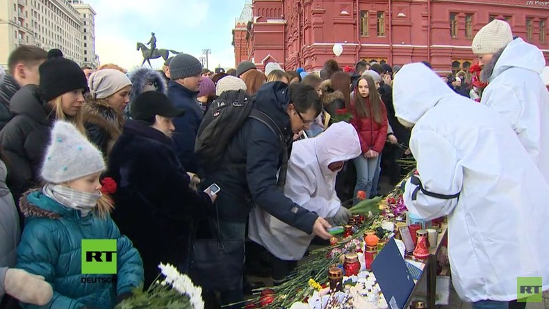 LIVE: Moskau gedenkt auf dem Maneschnaja-Platz der Opfer des Infernos in Kemerowo