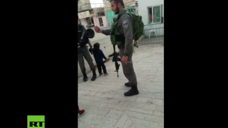 Ein dreijähriger Angreifer? Israelische Soldaten halten Kleinkind für angebliches Steinewerfen fest