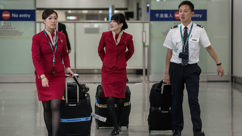 Flugbegleiterinnen dürfen künftig auch Hosen tragen