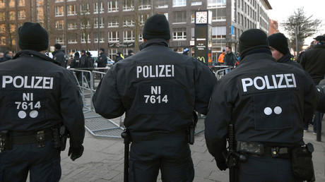 Liebhaber im Schrank: Frau löst zur Vertuschung Polizeieinsatz aus