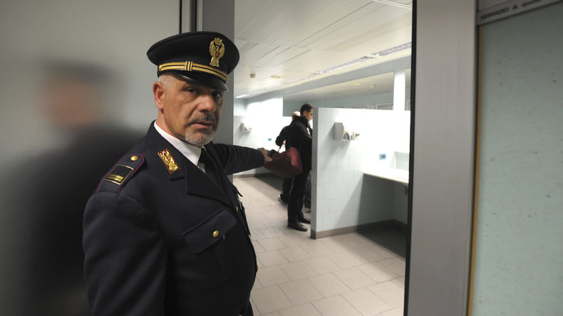 Französische Zollbeamte zwingen Verdächtigen zu Urintest in Italien - Empörung in Rom