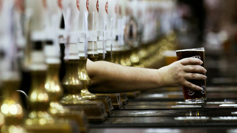 Man muss Prioritäten setzen: Australier bestellt nach Messerstich noch ein Bier