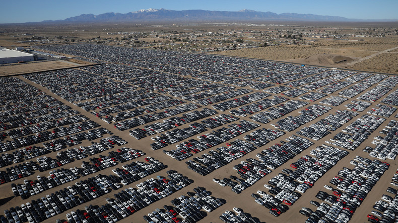 Mega-Langzeitparkplatz Tausender zurückgekaufter VWs in kalifornischer Wüste - Drohnenvideo