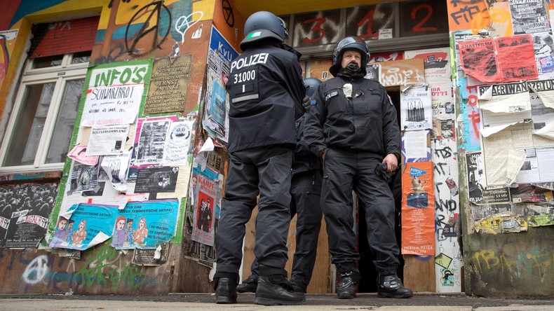 Nächtlicher Steinhagel auf Polizei: Rigaer Straße kommt nicht zur Ruhe