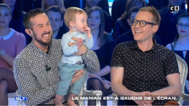 "Die Mama ist links im Bild" – Französischer Fernsehsender verulkt Transgenderpaar