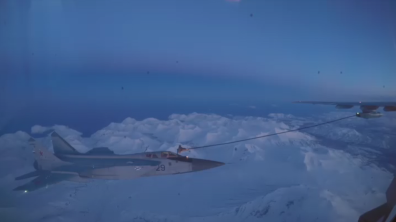 Boxenstopp bei 7.000 Meter: MiG-31 führt Luftbetankung in der Nacht durch