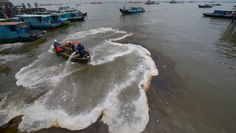Betriebsunfall auf drittgrößter Insel der Welt - Ölteppich verschmutzt 60 Kilometer Küste 