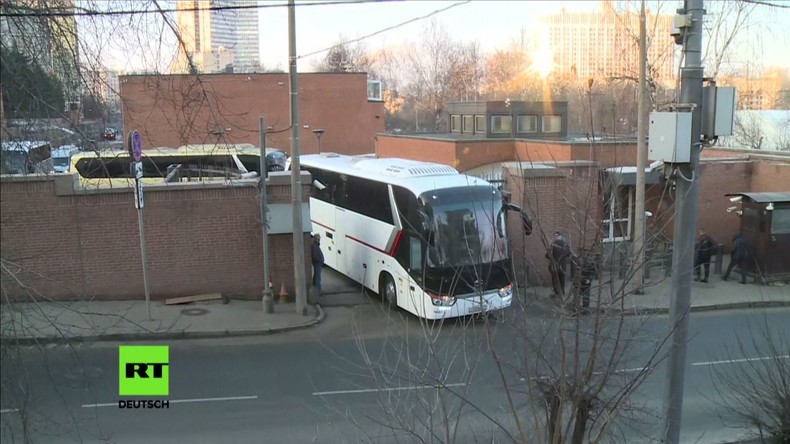 Ausweisungsfrist rückt näher: Busse verlassen US-Botschaft in Moskau