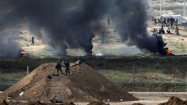 "Rauchwand": Dutzende Palästinenser verbrennen nahe der Gaza-Grenze Autoreifen 
