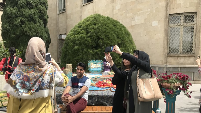 Frauen im Iran: Zwischen Wirtschaftskrise und Wandel (Video)