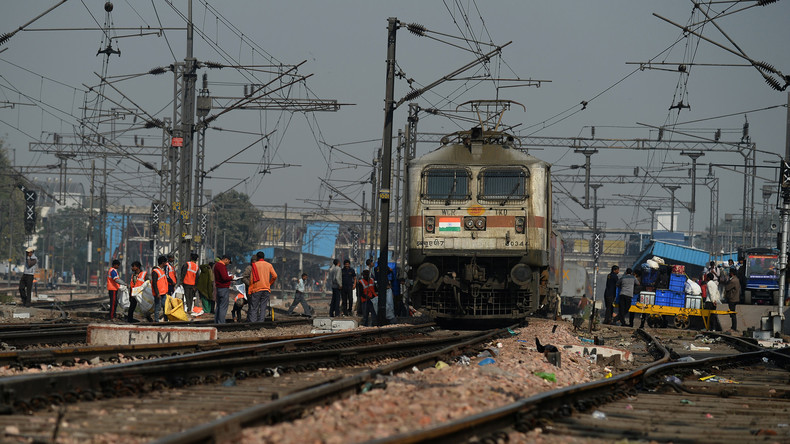 Fehler beim Lok-Wechsel: 22 Wagen mit 1.000 Fahrgästen rollen in Indien zwölf Kilometer ins Nichts