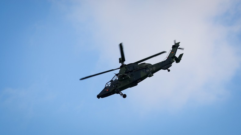 Bundeswehr-Hubschrauber trifft mit Rotorblättern auf Fassade - Mitarbeiter von Trümmern erschlagen