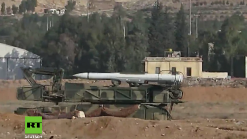 Syrien: Video vom Militärflugplatz Mezzeh, der zum Ziel von US-geführten Luftangriffen wurde