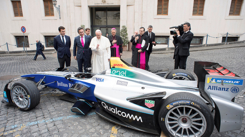 Papst Franziskus segnet vollelektrischen Formel-E-Boliden in Rom