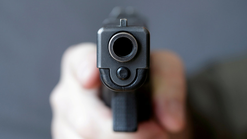 Waffen sind kein Spielzeug: Dreijährige findet Pistole im Auto und schießt auf schwangere Mutter 