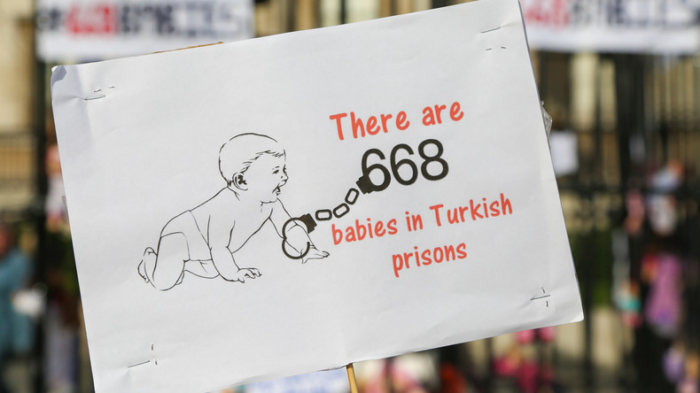 Türkische Lehrerin muss nach Friedensaufruf mit Baby hinter Gitter