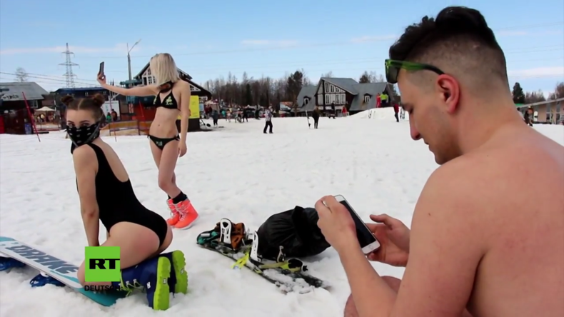 Hunderte von Sibiriern feiern das Ende der Skisaison in Bikinis