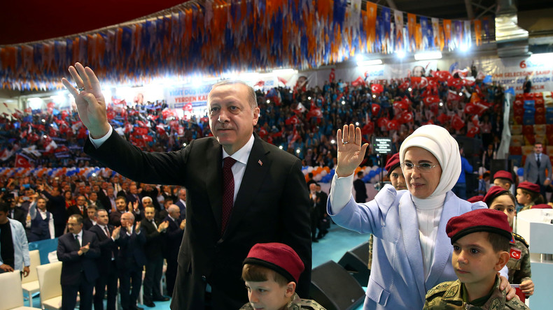 Neuwahlen in der Türkei: Wird Cavusoglu das Solingen-Gedenken für Erdogan-Wahlkampf nutzen?