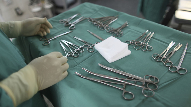 Krankenakten vertauscht: Indischer Arzt operiert Patient mit Kopfverletzung am Bein
