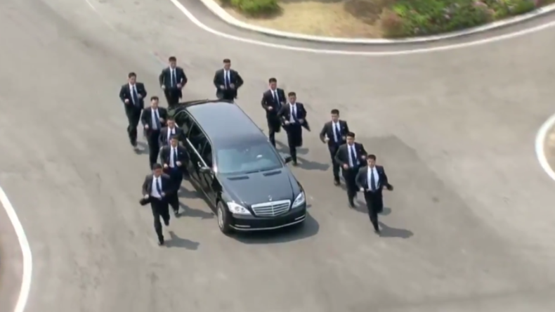 Wie im Actionfilm: Ein Dutzend Bodyguards joggt im Gleichschritt neben Limousine von Kim Jong-un 
