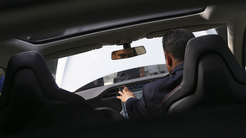 Brite fährt als Passagier in Tesla-Selbstfahrauto und verliert Führerschein