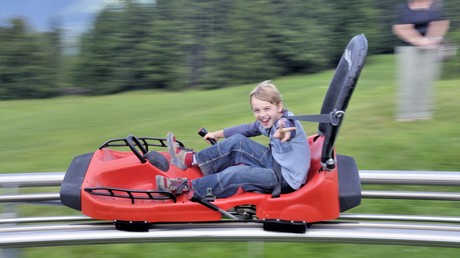 Kleiner Junge nimmt Auto und macht Spritztour, "um Freundin zu beeindrucken" (VIDEO)