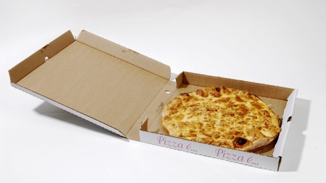 Junge wirft Pizzakarton in Mülleimer - und sollte dafür Strafe zahlen