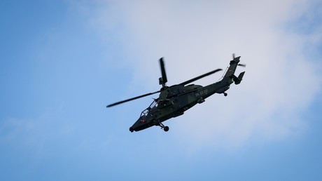 Bundeswehr-Hubschrauber trifft mit Rotorblättern auf Fassade - Mitarbeiter von Trümmern erschlagen