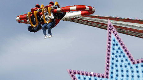 China: Mann stürzt in Freizeitpark aus 20 Meter hoher Schaukel wegen defekten Gurtes und stirbt