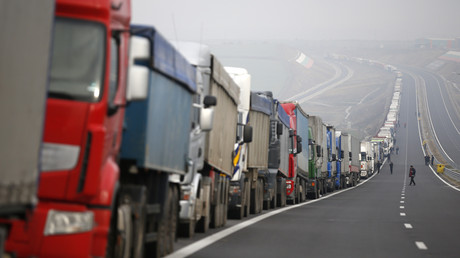 Retter in der Not: Lkw-Fahrer stellen sich in Reihe unter Brücke, um Suizid zu verhindern