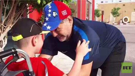 Einmal mit Maradona Fußball spielen: Legende erfüllt Jungen ohne Beine dessen Traum (VIDEO)