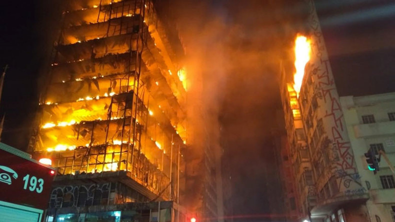 Hochhaus in São Paulo fängt Feuer und stürzt ein 