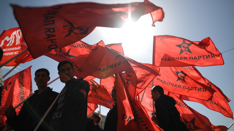 "Sozialismus statt Putin": KPRF und linke Bewegungen feiern den 1. Mai in Moskau