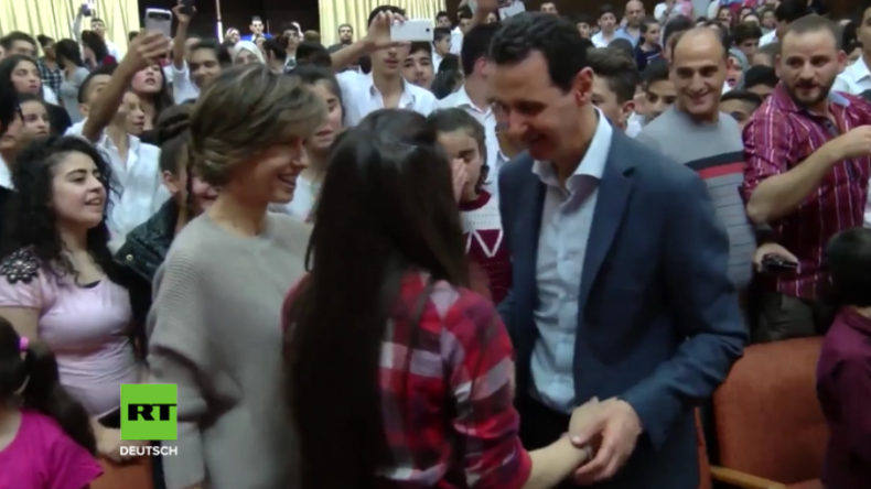 Syrien: Assad und seine Frau besuchen Kriegswaisen-Schule und werden unter Jubel empfangen 
