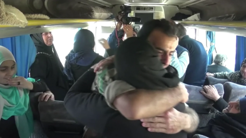 Wiedersehensfreude: SAA befreit Dutzende Geiseln der Islamisten und bringt sie ihren Familien zurück